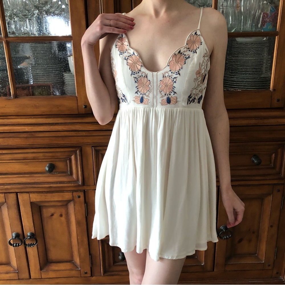 EUC Lulus embroidered bodice dress